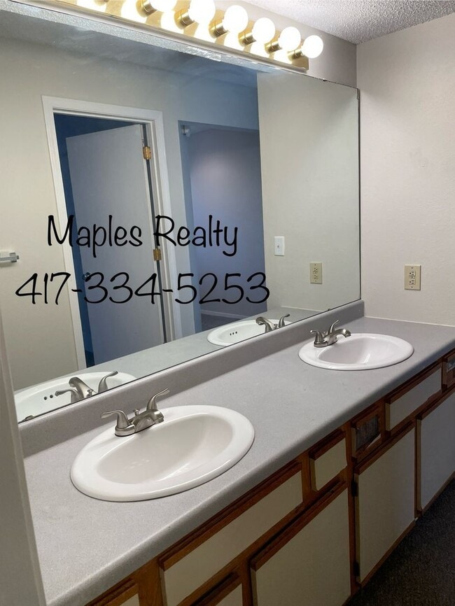 Building Photo - One Bedroom Ground Level Walk In Condo - N...