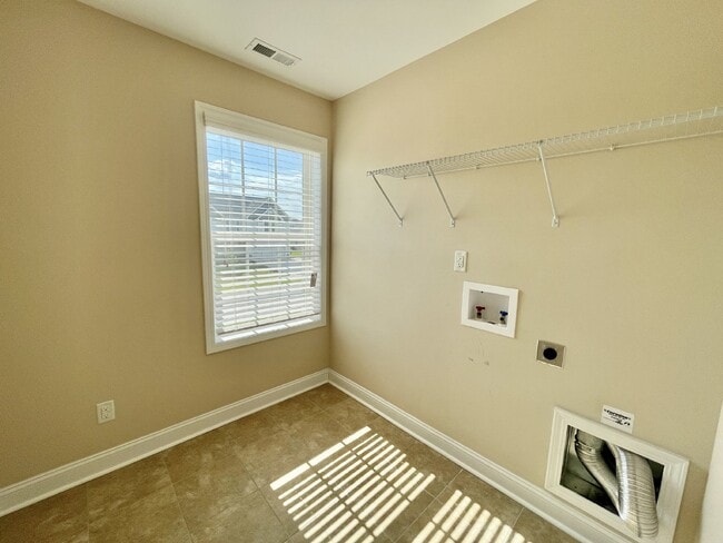 Building Photo - 4 Bed, 2 And A Half Bath Nest In Bedford
