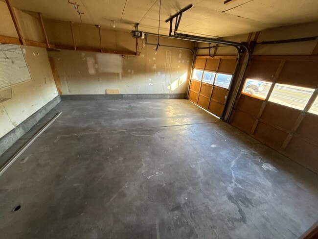 Building Photo - NE 3 Bdrm House, 2 Bath, New Carpet & Pain...