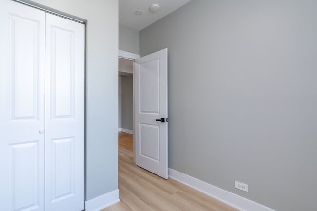 Building Photo - 6239 N Western Ave