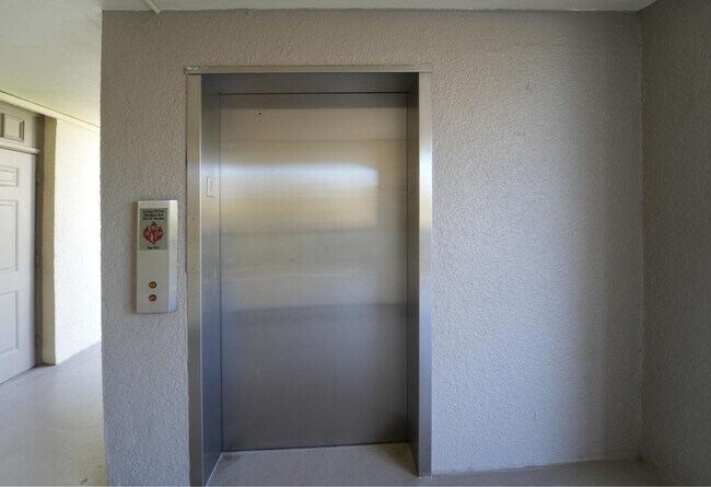 Building Photo - 1605 S US Hwy 1