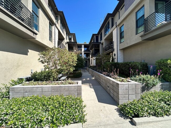 Building Photo - Beautiful 3BD/3BA w/ A/C, In-Unit Laundry, and Attached Garage in Mission Valley!