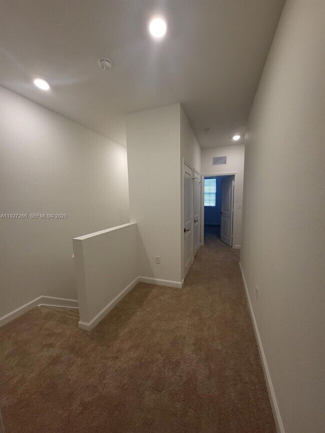 Building Photo - 1137 SW 6th Ct