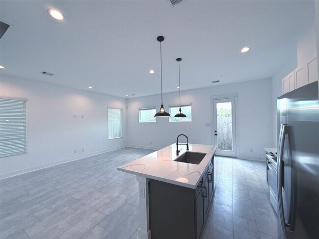 Primary Photo - 1058 Mansfield St