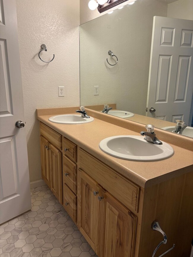 Building Photo - 2 Bedroom 1 Bath Lower Level Unit in Villa...