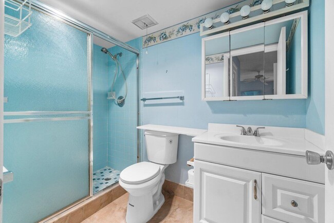 Building Photo - 2 Golfs Edge