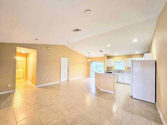 Building Photo - Move-in Ready 3 BR & 2 BA