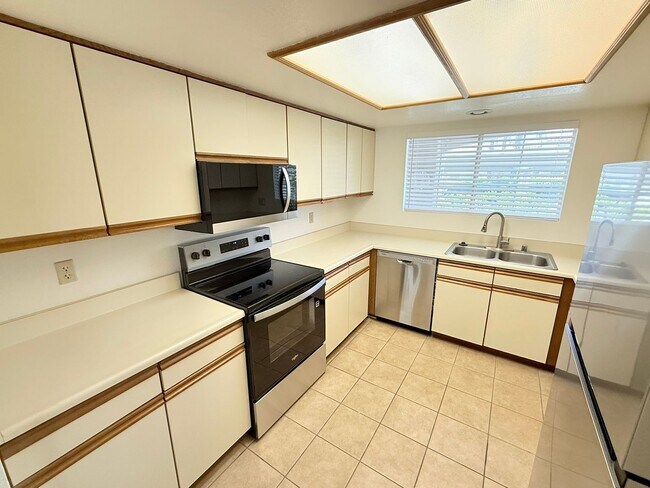 Building Photo - Freshly Updated 2-Bedroom Condo In The Mes...