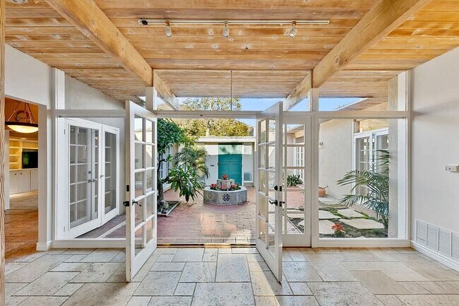 Building Photo - 6241 Frondosa Dr