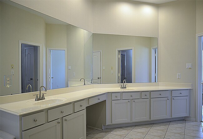 Building Photo - 218 Heathbrook Ln