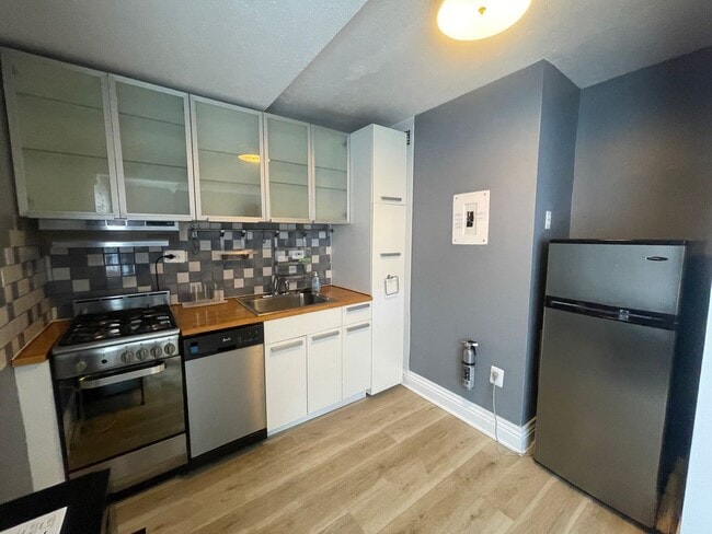 Building Photo - Logan Circle Spacious Efficiency w/Full Bath, All Utilities Included, Pool and 24 Hour Concierge