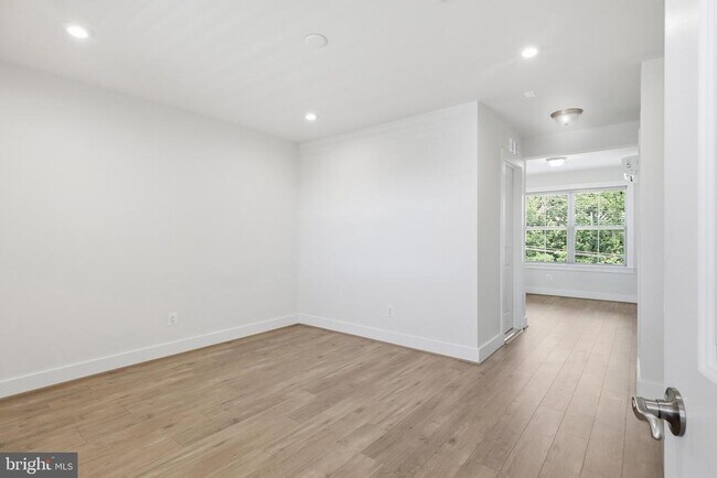 Building Photo - 2252 S Glebe Rd