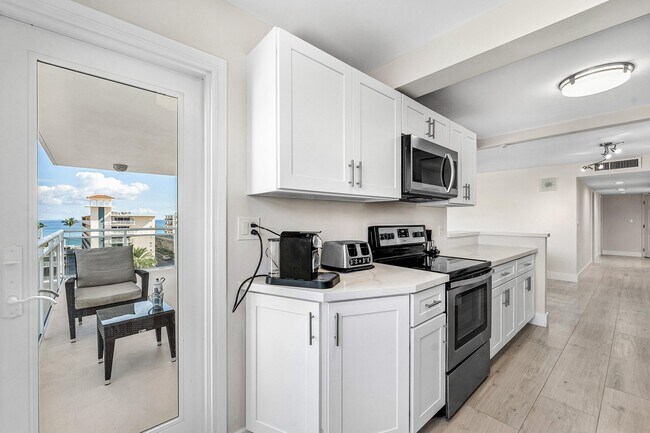 Building Photo - 1160 Hillsboro Mile