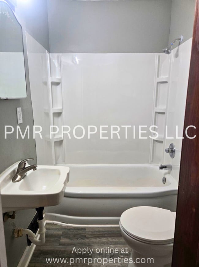 Building Photo - 2 Bedrooms/1 Bathroom House