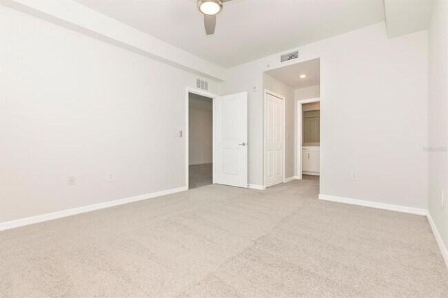 Building Photo - 12320 Wellen Golf St