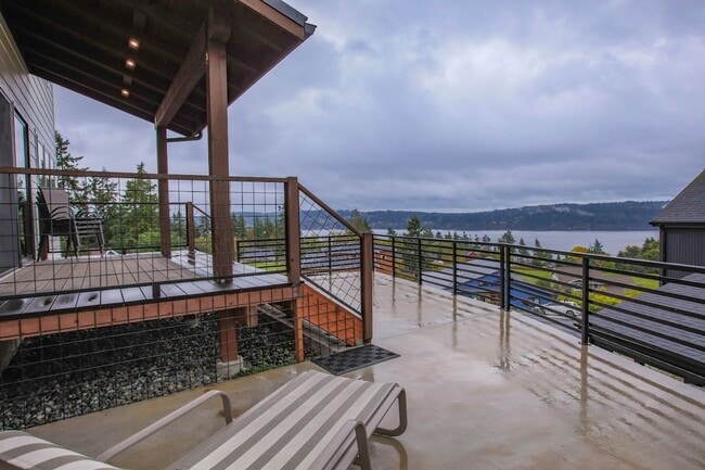 Building Photo - Stunning Holmes Harbor Home and Pet Friendly!