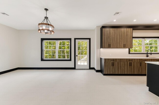 Building Photo - 2 Hallock Ct