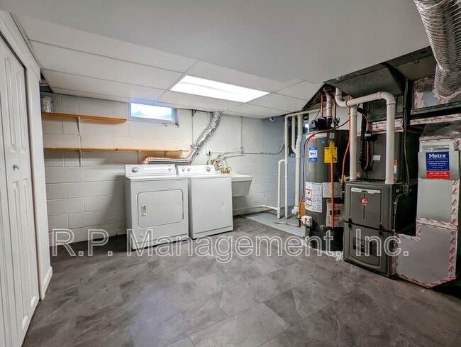 Building Photo - 1194 Laurie Rd W