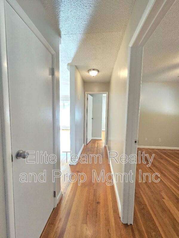 Building Photo - 910 Holly Dr