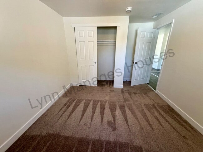 Building Photo - Updated Single Family Home with Fenced Yard