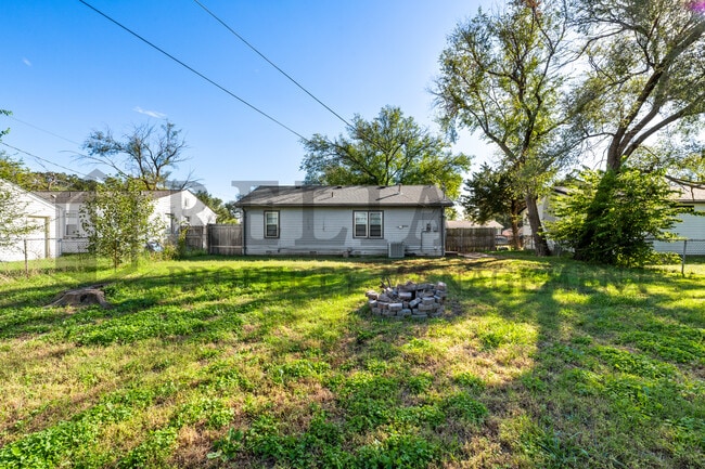 Building Photo - 2210 W Crawford St