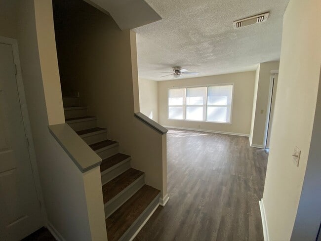 Building Photo - 201 Westbrooke Court #11 (Westbrooke Townhomes)