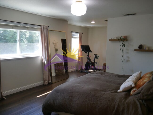 Building Photo - 1704 Summerhill Ct
