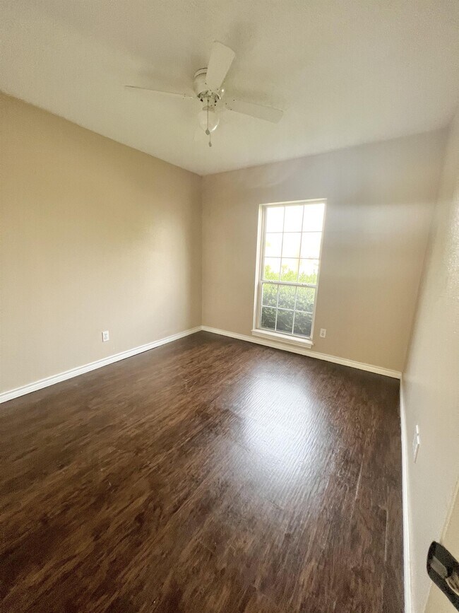 Building Photo - 5215 Northview Dr