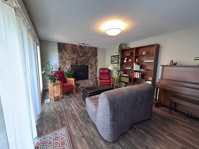 Building Photo - 3 Bedroom 2 Bath home in south Bellingham with a 2-car garage