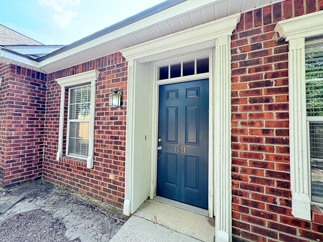 Building Photo - 2 Bedroom Condo Available NOW