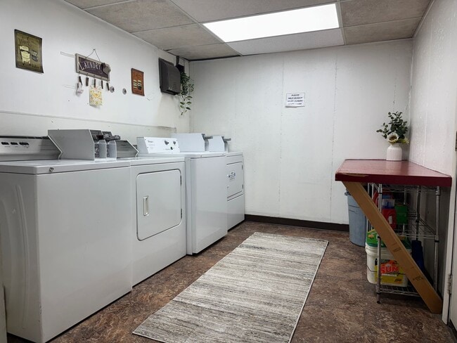 Building Photo - Fully Remodeled Studio Apartment | All Utilities Included | Great Location