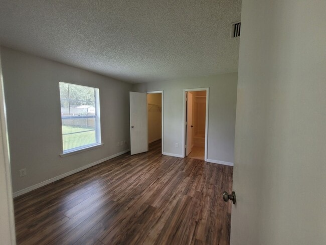Building Photo - Charming 3-Bedroom Home with Upgrades and ...