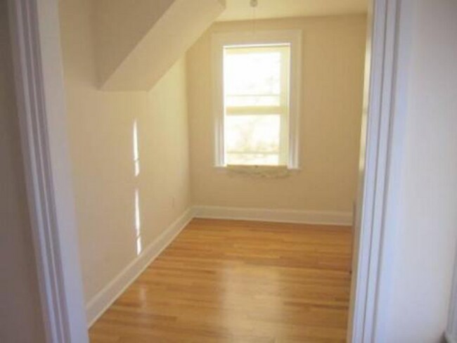 Building Photo - Spacious & Stylish 2BR Apartment - Prime W...
