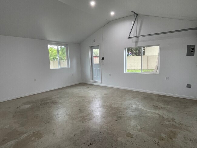 Building Photo - 5457 Beck Ave