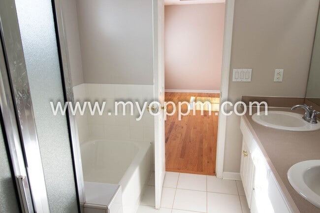 Building Photo - Available NOW! 3 Bedroom / 2 Bathroom Home | Northwest Omaha