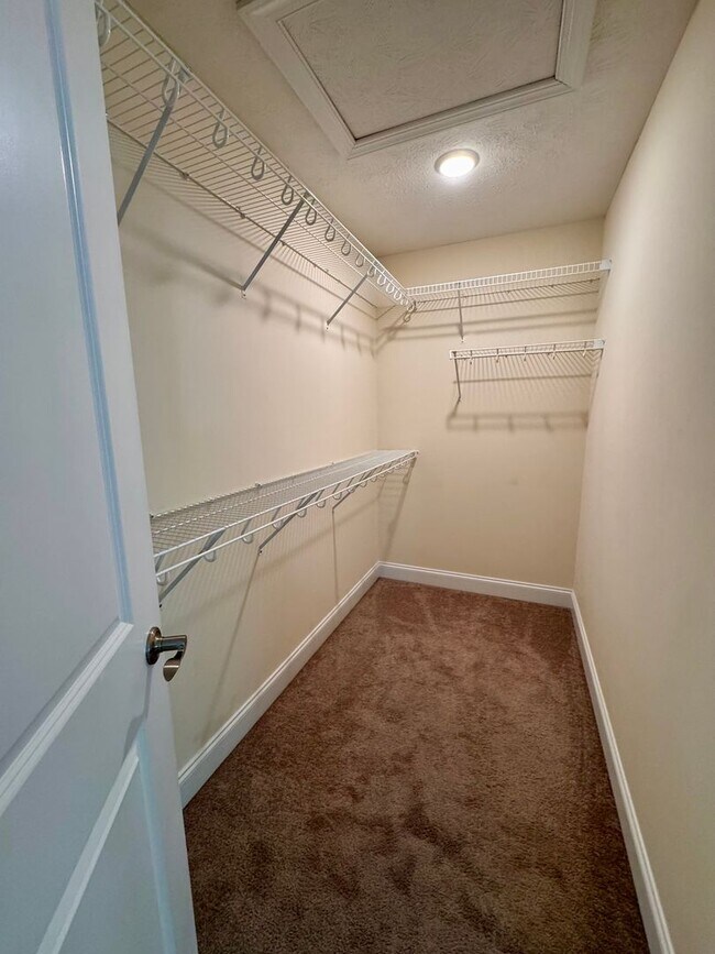 Building Photo - Townhouse for Rent in Spring Oaks!
