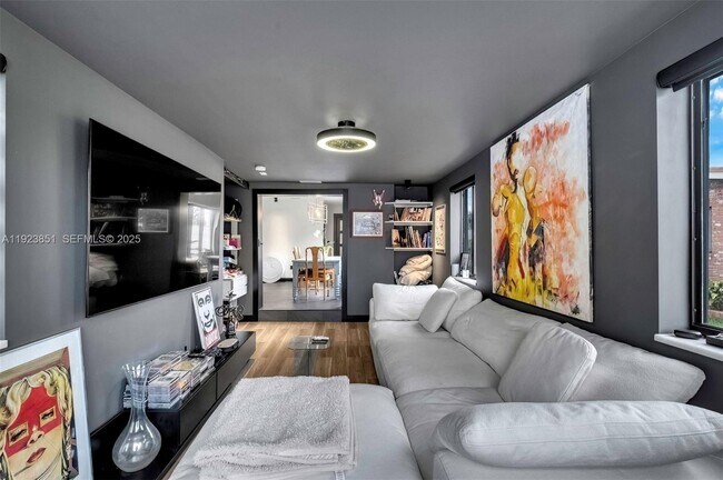 Building Photo - 530 NW 39th St