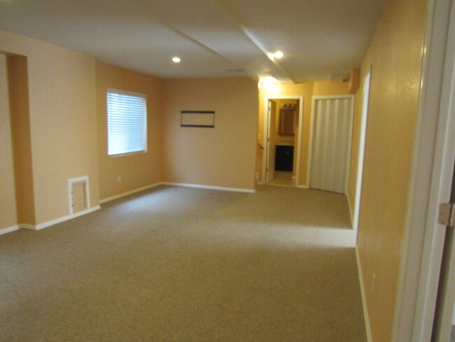 Building Photo - Superb  updated 5 bedroom, 4 bathroom home...