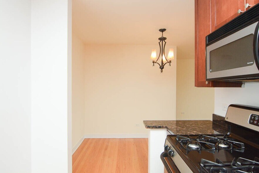 Building Photo - 628 W Wrightwood Ave