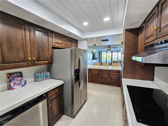 Building Photo - 5260 S Landings Dr