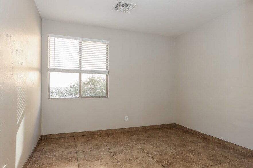 Building Photo - 3014 W Donner Dr