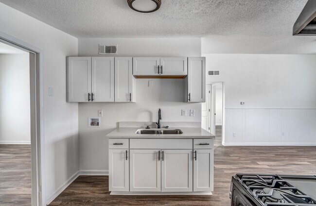 Building Photo - 4980 Vickie Dr