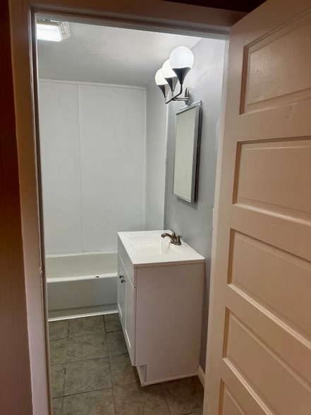 Building Photo - 108 Broad St