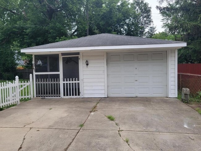 Building Photo - 13568 Norborne Ave