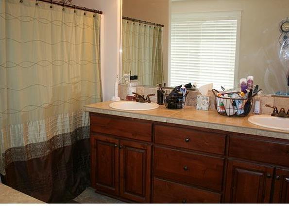 Building Photo - Spacious & Beautiful Home in Great Locatio...