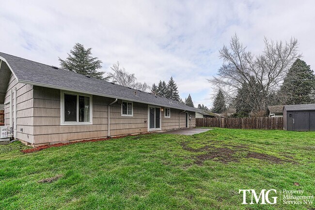 Building Photo - Classic Ranch Style home with 2 Bed 1.5 Bath and Large Backyard!