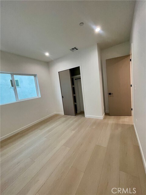 Building Photo - 613 W 41st Pl