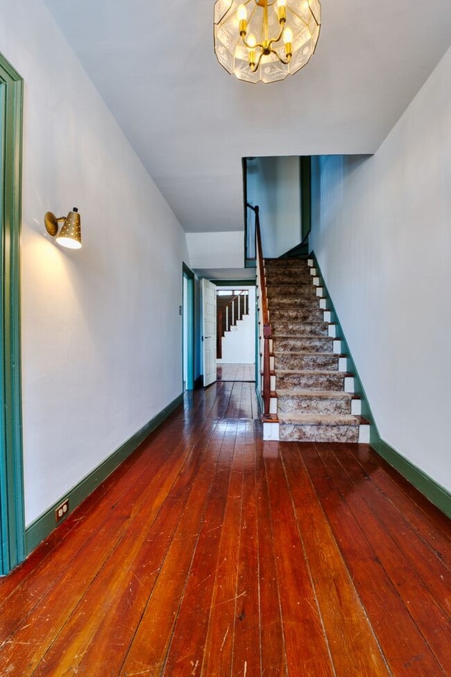 Building Photo - Beautiful 4 Bedroom Farm House