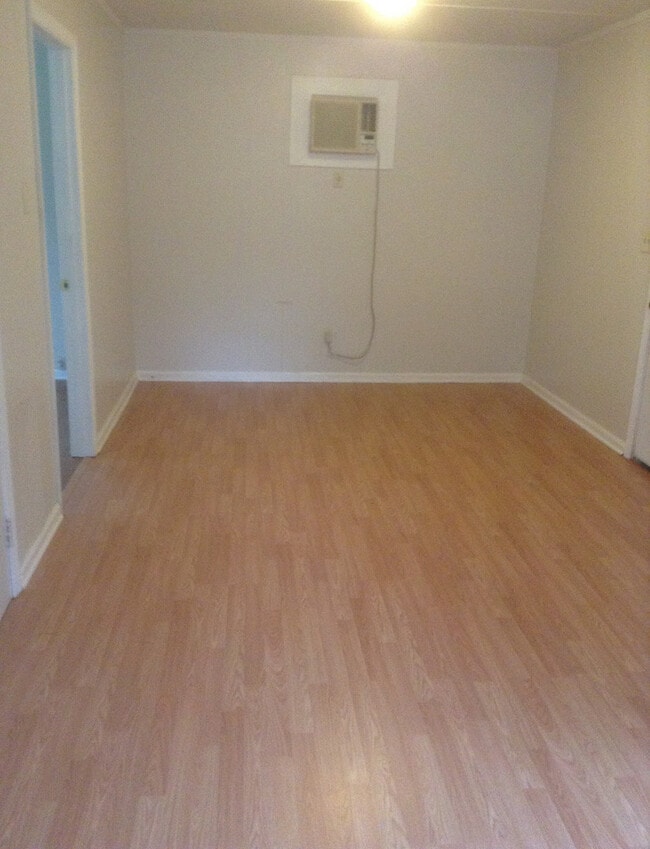 Building Photo - r1135