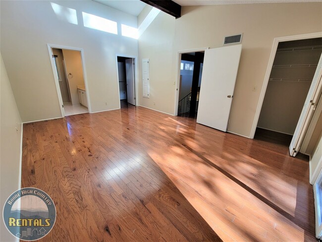 Building Photo - 1/1.5 Townhome located near Boone Golf Course!